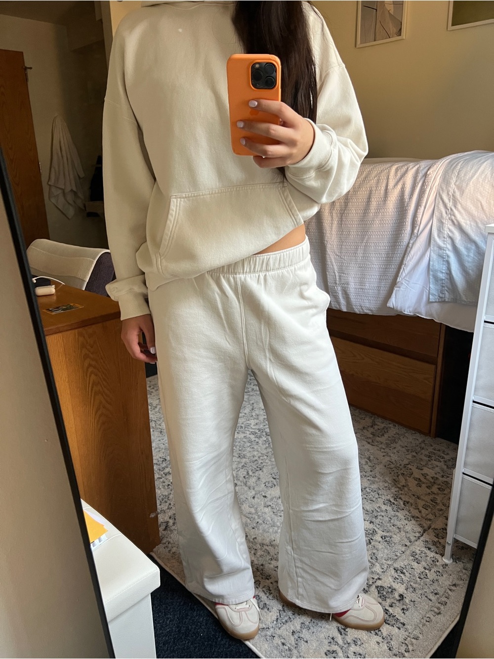 Cream Cozy Hollister Sweatshirt & Wide-Leg Sweatpants Set